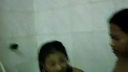 Follando a videos xnxx de guatemala una chica en el baño