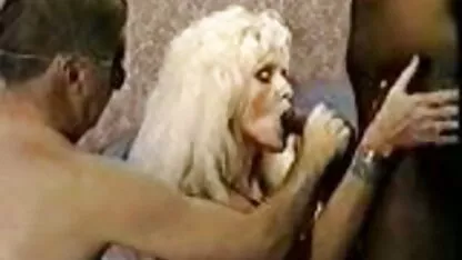 Estudiante porno: una chica con una xxxvideo de guatemala falda va al entrenador en clase